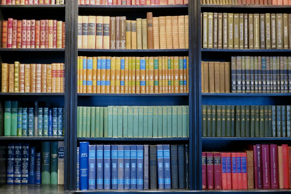 Libreria con volumi rilegati
